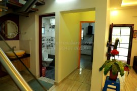 Fully furnished house for short term rent near Vyttila Eroor Cochin. Daily weekly rental 