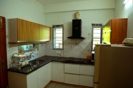 Fully furnished house for short term rent near Vyttila Eroor Cochin. Daily weekly rental 