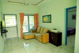 Fully furnished house for short term rent near Vyttila Eroor Cochin. Daily weekly rental 