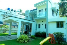 Fully furnished house for short term rent near Vyttila Eroor Cochin. Daily weekly rental 